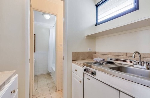 Waikiki Condo | Stylish w/Waikīkī Vibe! WiFi, AC, and Kitchenette – Waikīkī Grand #822