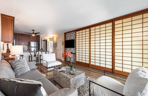 Kailua-Kona Condo | Super Clean~Ocean Front! Watch Whales & Dolphins while having your coffee