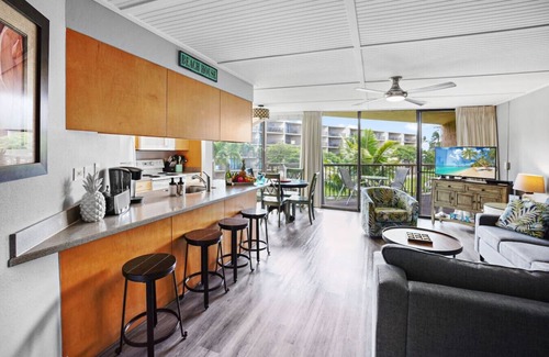 Kihei Condo | SUPER LOW May 2025 Rates 179/nt ! Oceanfront ! Over 135 Exceptional Reviews!