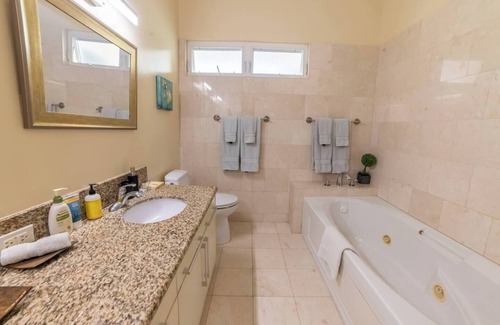 Keolu Hills House | The SunWalk Villa: Stunning 3BR