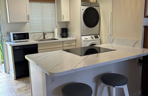 Kihei Condo | TOP FLOOR, OCEAN VIEW 2/2 WITH COOL SPLIT A/C