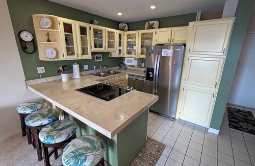 Kihei Condo | Top Floor Ocean Views + AC Walk to beaches, food & shopping. WIFI Parking