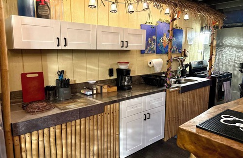 Kapoho House | Tropical Getaway! Jungle Stay! Central Spot for Volcanos & Black Sand Beaches!