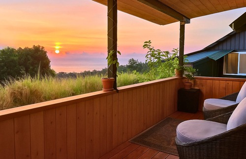 Papaaloa Cabin | Tropical Ocean View Cottage Couples & Solo Retreat, Farm Jungalow Cabin w/180° Sunrise & Ocean View