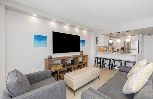 Waikiki Apartment | Tropical Waikiki Studio with Water Views & Shared Pools