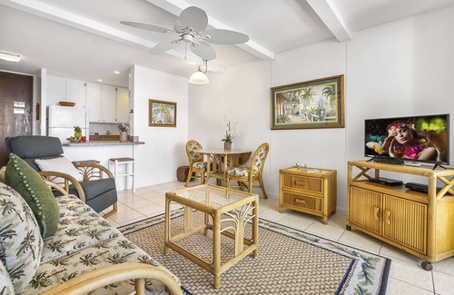 Kailua-Kona Condo | True Oceanfront in Kona 🌊 In Town & by Beach 🐬 Quiet Location 👣 Hale Kona Kai 307