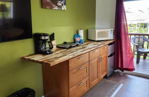 Pauwela Apartment | Two Balconies Kitchenette + Parking