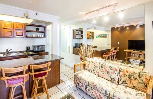 Waikiki Condo | Upgraded w/Kitchenette, WiFi, AC+Direct Sundeck Access–Waikīkī Grand #1003