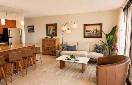 Waikiki Condo | Waikiki Beach - Ocean Views, FREE Parking, Beach Gear plus lots of extras!