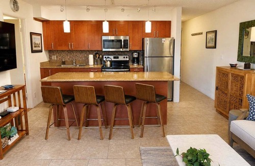 Waikiki Condo | Waikiki Beach - Ocean Views, FREE Parking, Beach Gear plus lots of extras!