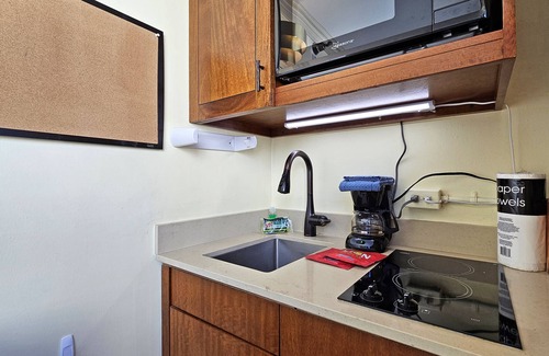 Waikiki Apartment | Waikiki Comfort for 4 Guests with Pool & Hot-tub