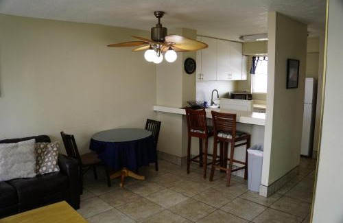 McCully - Moiliili Apartment | Waikiki condo 2 bedroom FREE parking 4beds