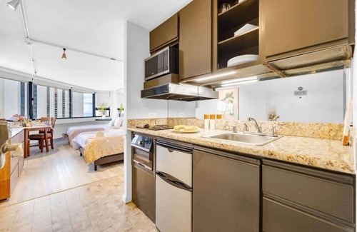 Ala Moana Condo | Waikiki Forever Ocean Views, Free Parking & Pool