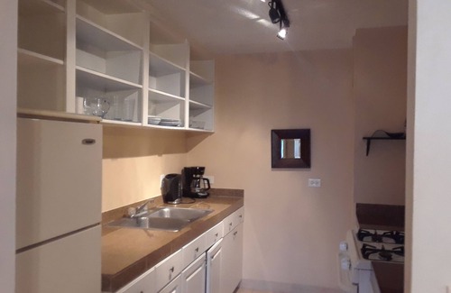 Waikiki House | ~Waikiki~ LOWEST RATES IN AREA ~ 2 Bedroom ~ Fully Furn ~ Blocks to Beach ~