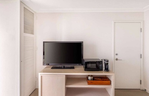 Waikiki Resort | Waikiki | Oceanfront Getaway | Pool & Marina | 1BR