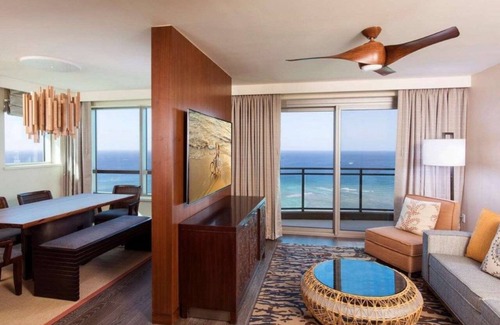Waikiki Resort | Waikiki | Oceanview Luxe Stay | Resort Pool & Beach
