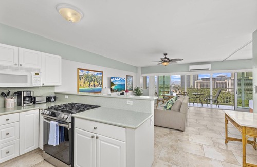 Honolulu Condo | Waikiki Shore Condo on the 13th floor with ocean view/prime location