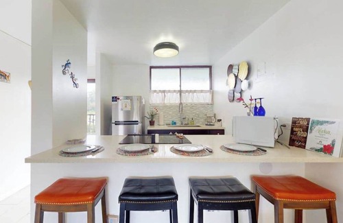 Hilo Condo | Waterfront Hilo Condo with Shared Pool, Fast WiFi & Full Kitchen