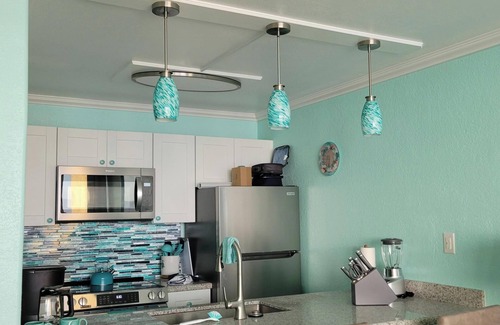 Historic Kailua Village Condo | WOW! GORGEOUS DIRECT OCEANFRONT Kona Reef Condo A25 Dual A/C 3rd Floor Remodeled