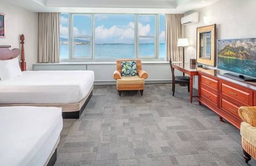 Kahului Hotel | Your Relaxing Getaway Awaits! Breathtaking Oceanfront Suite with Pool Privileges
