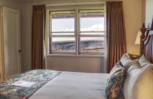 Volcano Hotel | Your Relaxing Getaway! Volcano Crater View King Unit with Free Parking!