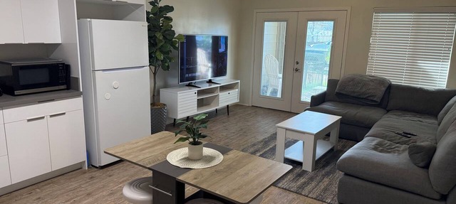 1-bedroom townhome with AC in great neighborhood close to freeway/dining/beaches
