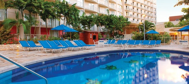 10 minute walk from beach, shopping, and dining
