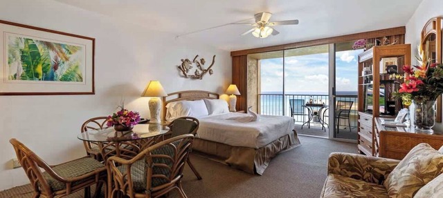 10th floor Oceanview studio, AC, Resort Amenities, walk to food, shops & beach
