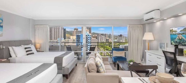 15th floor Waikiki studio - lanai & pool access