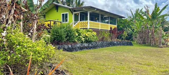1BR House near Kehena Black Sand Beach small banana farm, quiet, remote area A/C