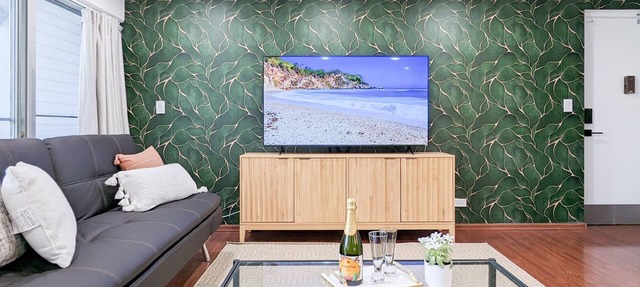 2 Bedroom 5 beds + 2 Bath + 1 Free Parking + Washer Dryer + 2min from the Beach