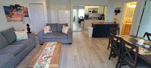 2 Bedroom - Steps away from Kailua Beach Park!