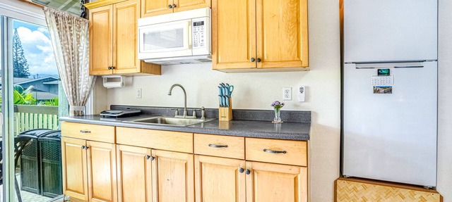 2nd floor studio with shared pool, fast WiFi, A/C, and mountain view