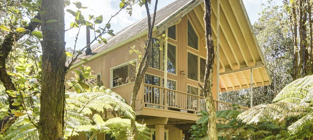 3 Mi to Hawaii Volcanoes NP: Home w/Hot Tub, Deck