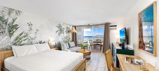 42FL Renovated Gem with Iconic Ocean & Diamond Head Views
