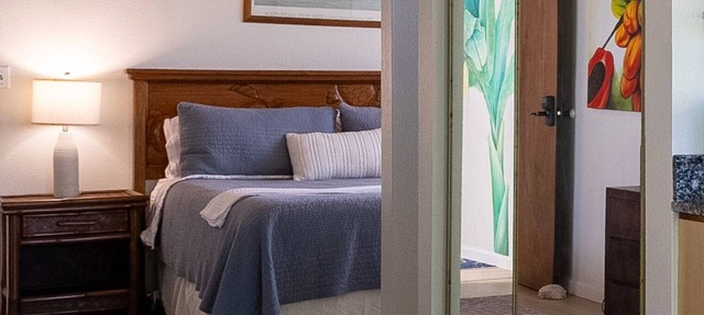 60 second walk to Lanikai Beach. 2 Bedrooms w/AC