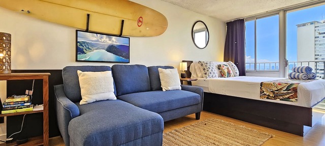 9th Floor Studio Apt, Full kitchen & Insane views!