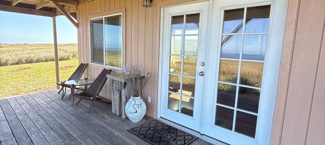 A charming, secluded, off-grid, quiet and a 180 degree view of the ocean.