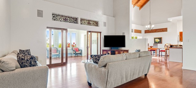 Airy villa and Ohana suite in a tropical garden setting with lanai & patios