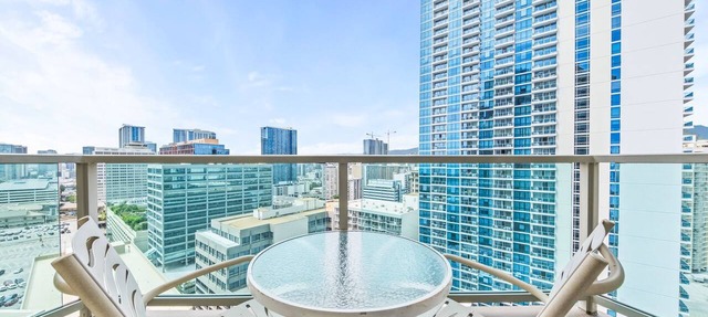 Ala Moana Studio Mountain View w/Balcony