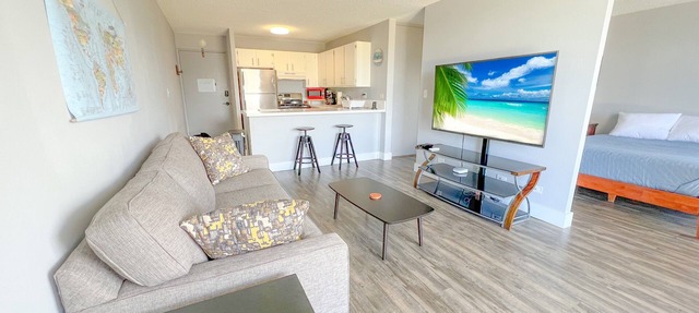 Aloha Living at Waikiki Lanais | Pool + Gym