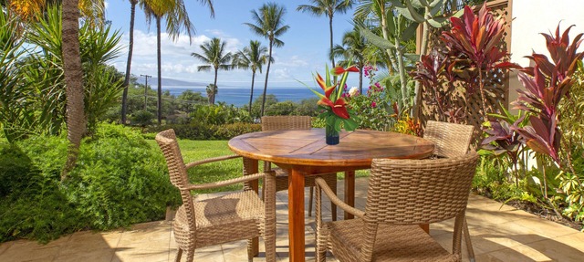 Amazing Front-Row Ocean View, Retractable Lanai Awning. Walk to Beaches & Shops
