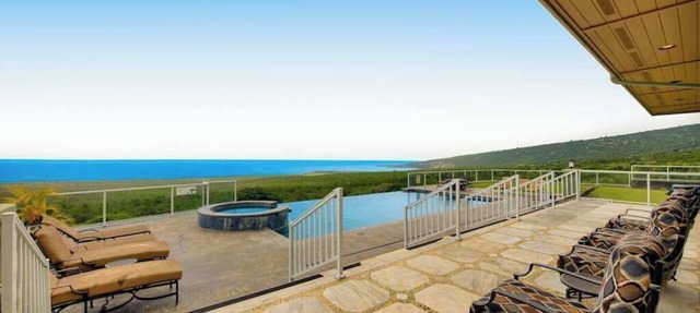 August Special! Gather Everyone at a Captain Cook Infinity Pool