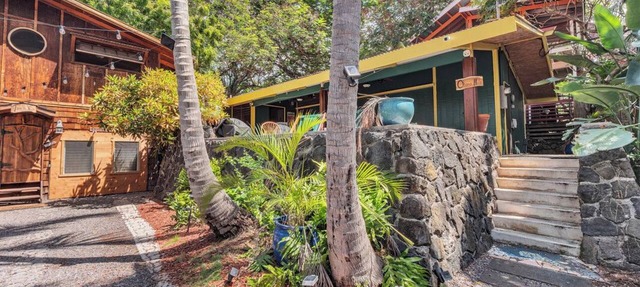Authentic Eco-estate in Kona sleeps 14 -Living in Harmony with nature by the sea