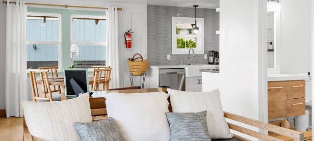 AUTHENTIC HAWAIIAN BEACH HOUSE ON HANA BAY. 5-minute walk to beaches and town.