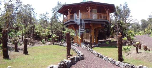 Bamboo Treehouse for 2 Near Volcanoes National Park