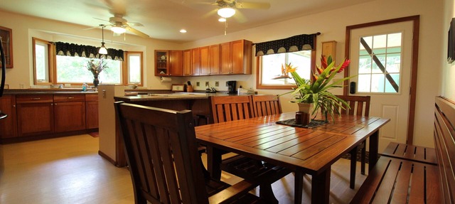 Beachside Getaway-Large Kitchen-A/C-Covered Patio-Grill-Fenced Yard