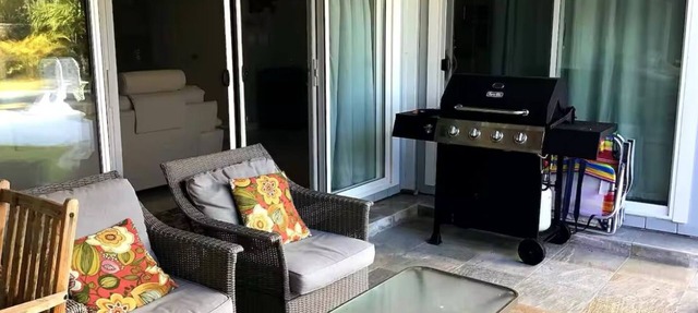 Beautiful 1-bedroom house in charming Kailua with AC, WiFi and private pool