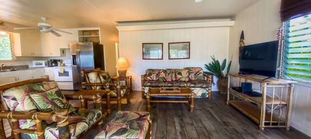 Beautiful 3 br 8 Kekaha Beach house!