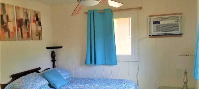 Beautiful Private bedroom w/AC in 3 bedroom apartment steps to Sunset Beach